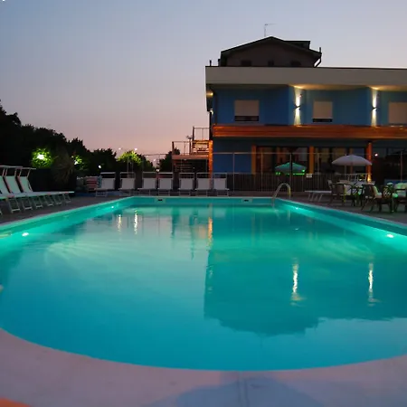 Piccolo ホテル 4*